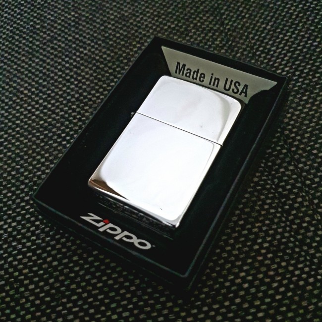 Bật Lửa Zippo Bạc Bóng Mộc Đáy Chữ Ngược Gạch Xéo Năm 1977 - Có Hộp - Tem Đỏ