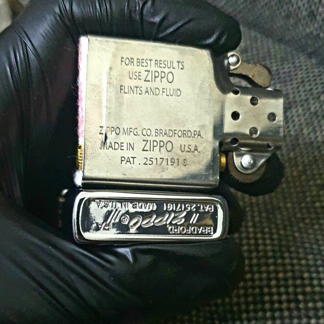 Bật Lửa Zippo Bạc Bóng Mộc Đáy Chữ Ngược Gạch Xéo Năm 1977 - Có Hộp - Tem Đỏ