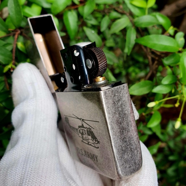 Bật Lửa Zippo Bạc Cổ Góc Bo Tròn Đồng Xi Bụi Giả Cổ US ARMY Góc Bo Tròn Ruột Tráng Men Màu Đen Đáy D