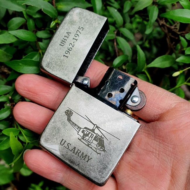 Bật Lửa Zippo Bạc Cổ Góc Bo Tròn Đồng Xi Bụi Giả Cổ US ARMY Góc Bo Tròn Ruột Tráng Men Màu Đen Đáy D