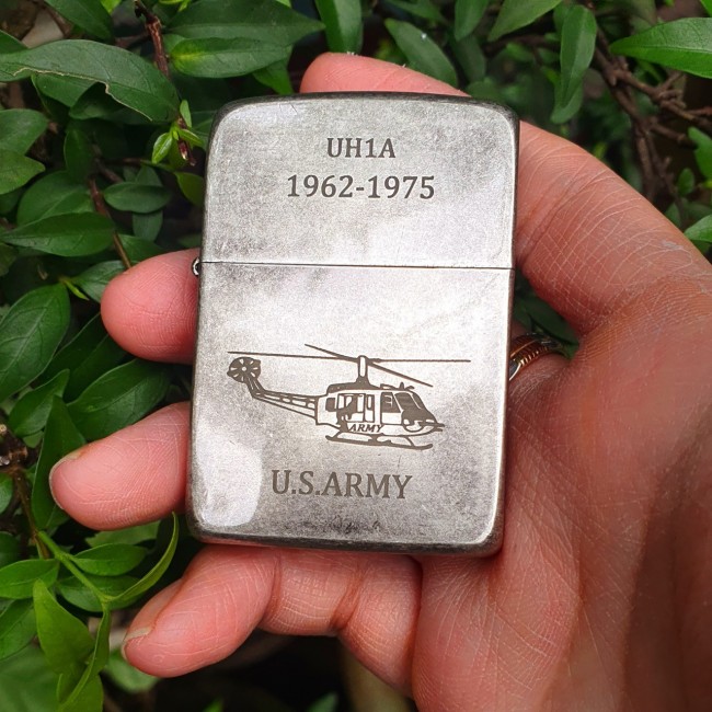 Bật Lửa Zippo Bạc Cổ Góc Bo Tròn Đồng Xi Bụi Giả Cổ US ARMY Góc Bo Tròn Ruột Tráng Men Màu Đen Đáy D