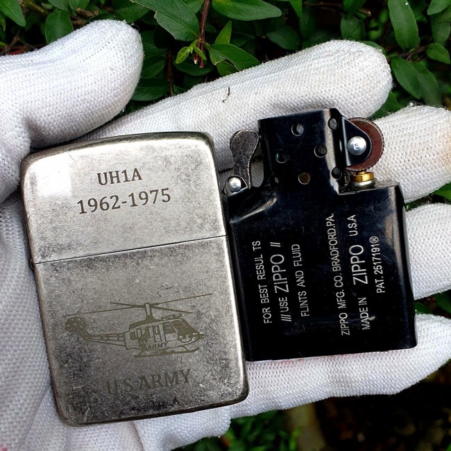 Bật Lửa Zippo Bạc Cổ Góc Bo Tròn Đồng Xi Bụi Giả Cổ US ARMY Góc Bo Tròn Ruột Tráng Men Màu Đen Đáy D