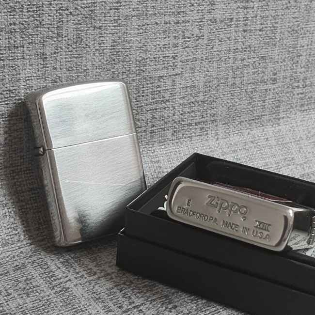 Bật Lửa Zippo Bạc Trơn Ruột Vàng Mộc Đáy Ngược Đời La Mã XIII - Có Hộp - Tem Đỏ