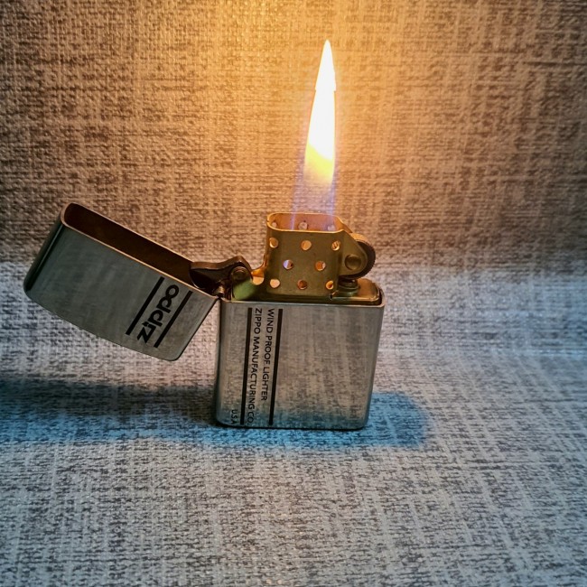 Bật Lửa Zippo Bạc Manufacturing Ruột Vàng Mộc Đáy Ngược Đời La Mã XIII - Có Hộp - Tem Đỏ