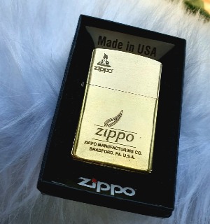 Bật Lửa Zippo Biểu Tượng Ngọn Lửa Manufacturing Mộc Đáy Ngược Đời La Mã XIII - Có Hộp - Tem Đỏ