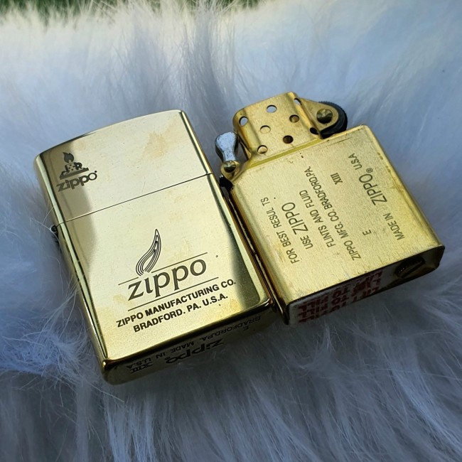 Bật Lửa Zippo Biểu Tượng Ngọn Lửa Manufacturing Mộc Đáy Ngược Đời La Mã XIII - Có Hộp - Tem Đỏ