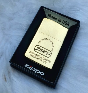 Bật Lửa Zippo Chữ Xéo Manufacturing Mộc Đáy Ngược Đời La Mã XIII Đồng Nguyên Khối - Có Hộp - Tem Đỏ