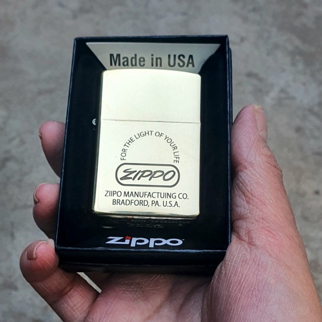 Bật Lửa Zippo Chữ Xéo Manufacturing Mộc Đáy Ngược Đời La Mã XIII Đồng Nguyên Khối - Có Hộp - Tem Đỏ