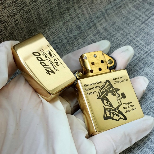 Bật Lửa Zippo Đại Tướng Mỹ Douglas MacArthur Mộc Đáy Ngược Đời La Mã XIII - Có Hộp - Tem Đỏ