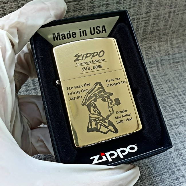 Bật Lửa Zippo Đại Tướng Mỹ Douglas MacArthur Mộc Đáy Ngược Đời La Mã XIII - Có Hộp - Tem Đỏ