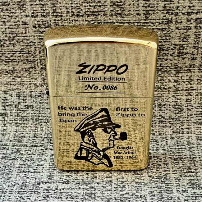 Bật Lửa Zippo Đại Tướng Mỹ Douglas MacArthur Mộc Đáy Ngược Đời La Mã XIII - Có Hộp - Tem Đỏ