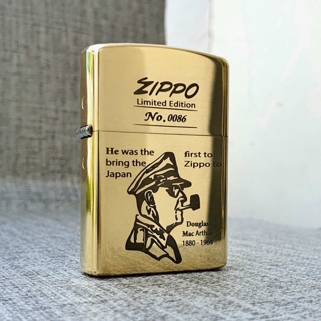 Bật Lửa Zippo Đại Tướng Mỹ Douglas MacArthur Mộc Đáy Ngược Đời La Mã XIII - Có Hộp - Tem Đỏ