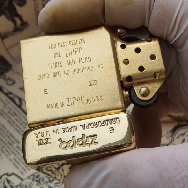 Bật Lửa Zippo Đại Tướng Mỹ Douglas MacArthur Mộc Đáy Ngược Đời La Mã XIII - Có Hộp - Tem Đỏ