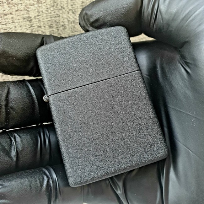 Bật Lửa Zippo Đen Nhám Mộc Đáy Vàng Chữ Ngược Gạch Xéo Năm 1977 - Có Hộp - Tem Đỏ