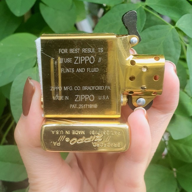 Bật Lửa Zippo Đồng Khối Normandy D-Day Thế Chiến II Đáy Ngược Gạch Xéo Năm 1977 - Có Hộp - Tem Đỏ