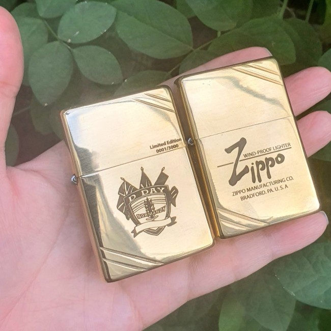 Bật Lửa Zippo Đồng Khối Normandy D-Day Thế Chiến II Đáy Ngược Gạch Xéo Năm 1977 - Có Hộp - Tem Đỏ