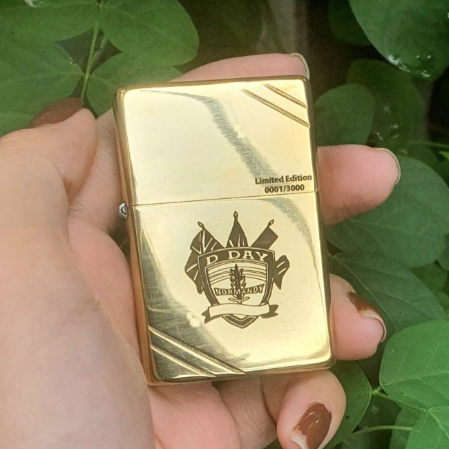 Bật Lửa Zippo Đồng Khối Normandy D-Day Thế Chiến II Đáy Ngược Gạch Xéo Năm 1977 - Có Hộp - Tem Đỏ