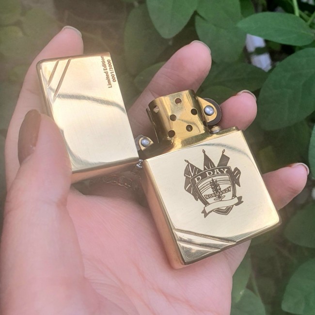 Bật Lửa Zippo Đồng Khối Normandy D-Day Thế Chiến II Đáy Ngược Gạch Xéo Năm 1977 - Có Hộp - Tem Đỏ