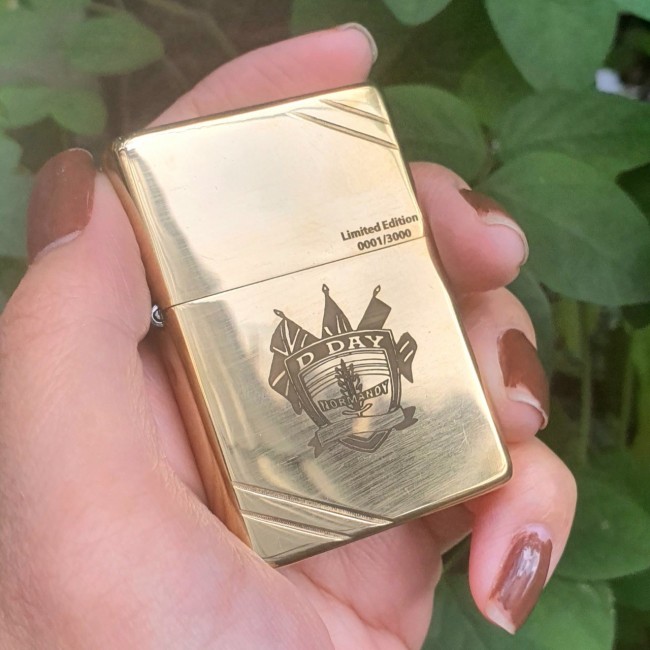 Bật Lửa Zippo Đồng Khối Normandy D-Day Thế Chiến II Đáy Ngược Gạch Xéo Năm 1977 - Có Hộp - Tem Đỏ