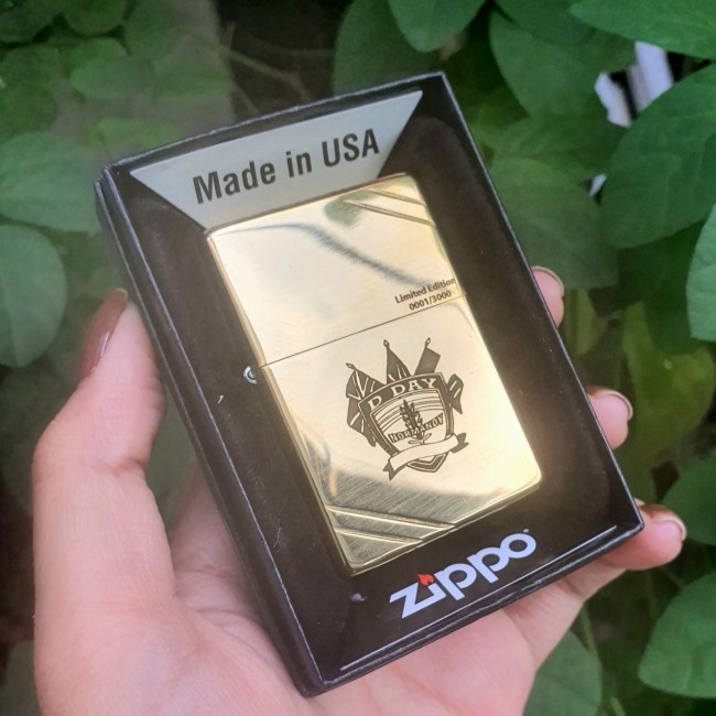 Bật Lửa Zippo Đồng Khối Normandy D-Day Thế Chiến II Đáy Ngược Gạch Xéo Năm 1977 - Có Hộp - Tem Đỏ