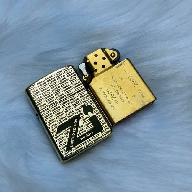 Bật Lửa Zippo Logo Ngọn Lửa Nhiều Chữ Mộc Đáy Ngược Đời La Mã XIII Phiên Bản Giới Hạn - Có Hộp - Tem