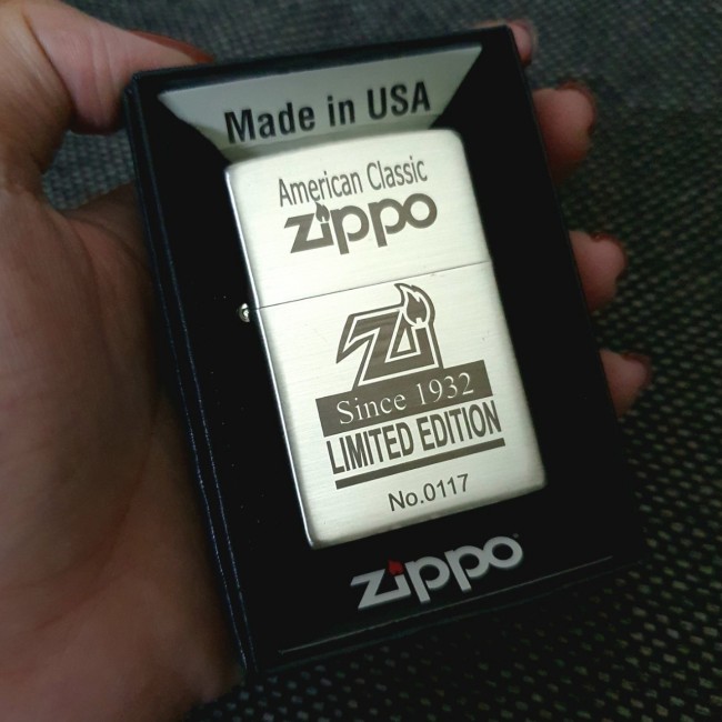 Bật Lửa Zippo Bạc Khối American Classic Đáy Dập Đời 3 Gạch Xéo Đáy Ngược 1977 ( Có Tem Đỏ - Fullbox)