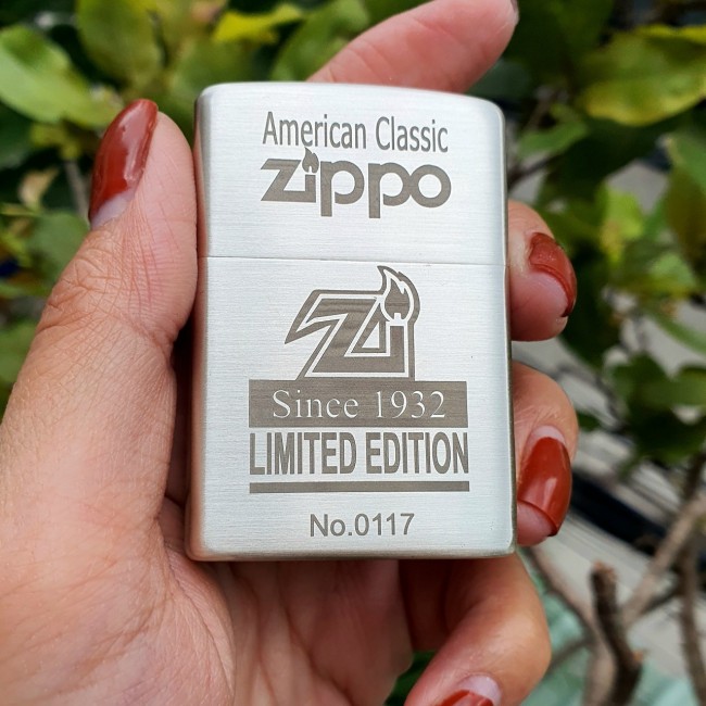 Bật Lửa Zippo Bạc Khối American Classic Đáy Dập Đời 3 Gạch Xéo Đáy Ngược 1977 ( Có Tem Đỏ - Fullbox)