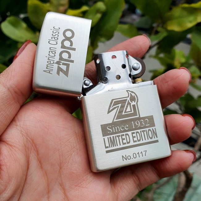 Bật Lửa Zippo Bạc Khối American Classic Đáy Dập Đời 3 Gạch Xéo Đáy Ngược 1977 ( Có Tem Đỏ - Fullbox)