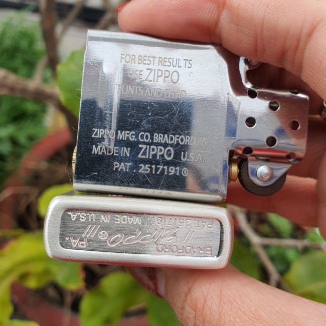 Bật Lửa Zippo Bạc Khối American Classic Đáy Dập Đời 3 Gạch Xéo Đáy Ngược 1977 ( Có Tem Đỏ - Fullbox)