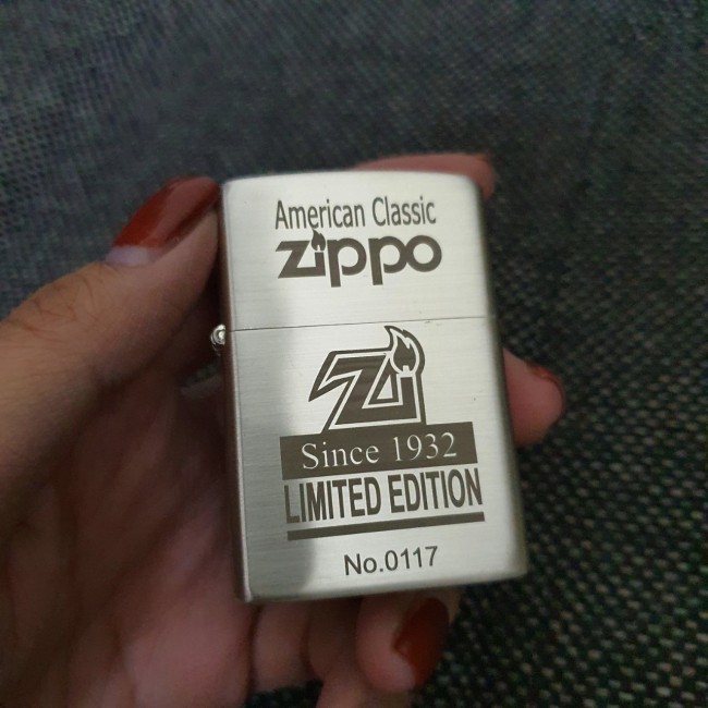 Bật Lửa Zippo Bạc Khối American Classic Đáy Dập Đời 3 Gạch Xéo Đáy Ngược 1977 ( Có Tem Đỏ - Fullbox)