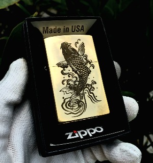 Bật Lửa Zippo Cá Chép Hóa Rồng Đáy Dập Đời E2000-XVI ( Ruột Vàng , Có Tem Đỏ , Fullbox)