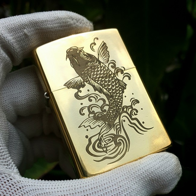 Bật Lửa Zippo Cá Chép Hóa Rồng Đáy Dập Đời E2000-XVI ( Ruột Vàng , Có Tem Đỏ , Fullbox)