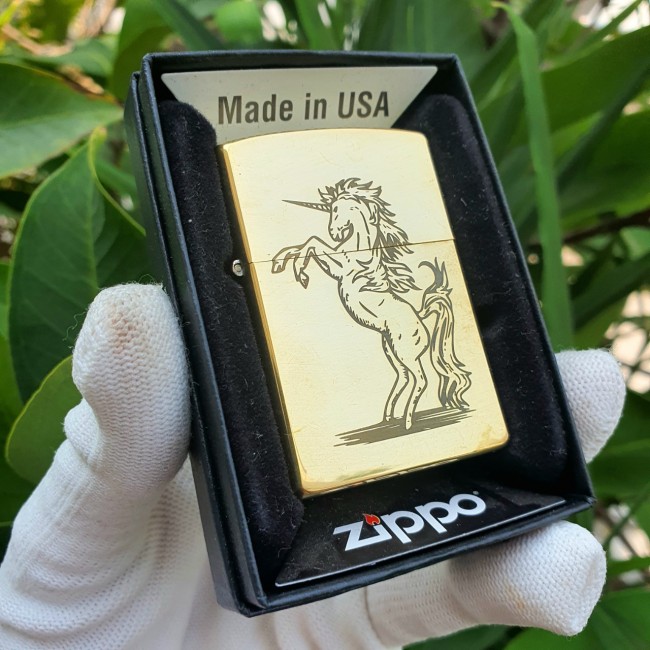 Bật Lửa Zippo Ngựa 1 Sừng Đáy Dập Đời E2000-XVI ( Ruột Vàng , Có Tem Đỏ , Fullbox)