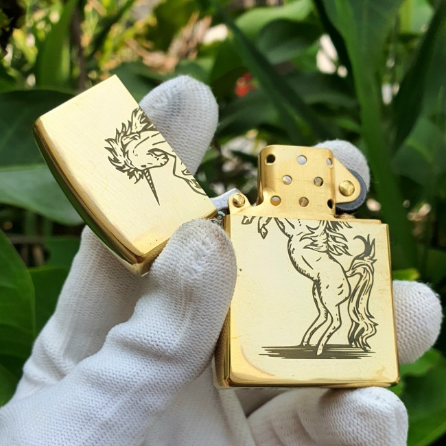 Bật Lửa Zippo Ngựa 1 Sừng Đáy Dập Đời E2000-XVI ( Ruột Vàng , Có Tem Đỏ , Fullbox)