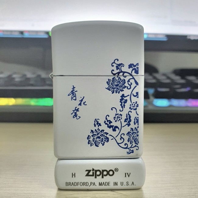 Bật Lửa Zippo Trắng Hoa Văn Xanh Đời La Mã H-IV ( Có Tem Đỏ )