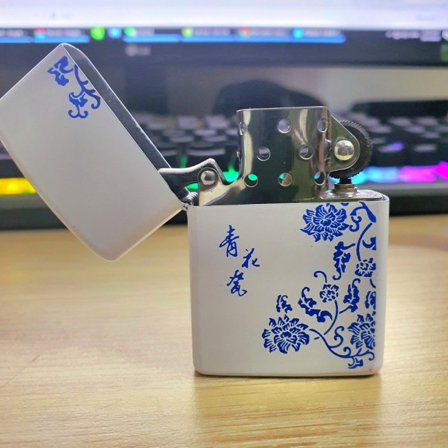 Bật Lửa Zippo Trắng Hoa Văn Xanh Đời La Mã H-IV ( Có Tem Đỏ )