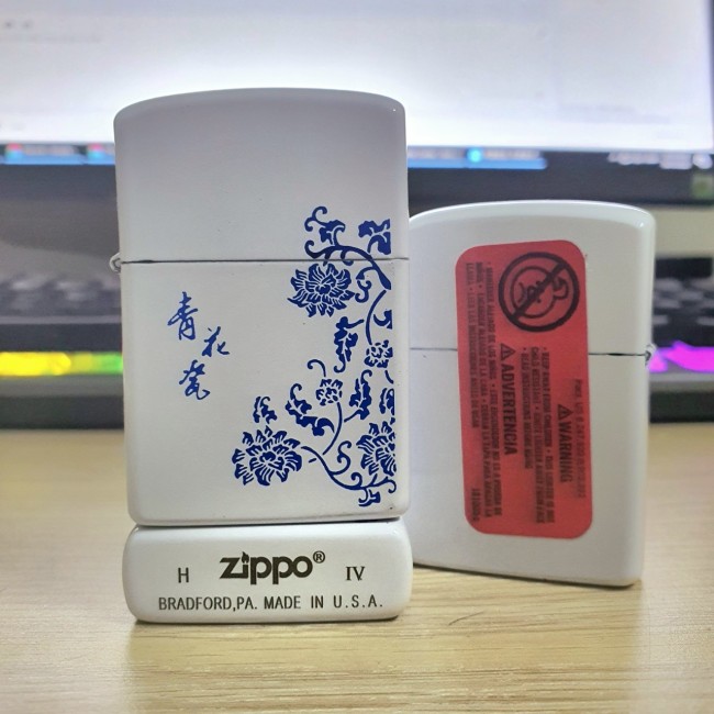 Bật Lửa Zippo Trắng Hoa Văn Xanh Đời La Mã H-IV ( Có Tem Đỏ )