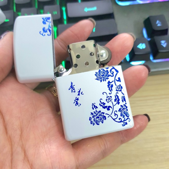 Bật Lửa Zippo Trắng Hoa Văn Xanh Đời La Mã H-IV ( Có Tem Đỏ )