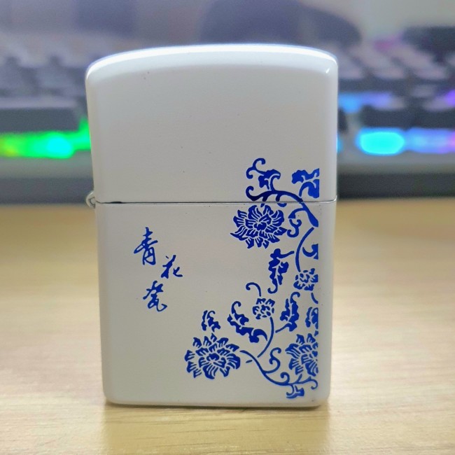 Bật Lửa Zippo Trắng Hoa Văn Xanh Đời La Mã H-IV ( Có Tem Đỏ )