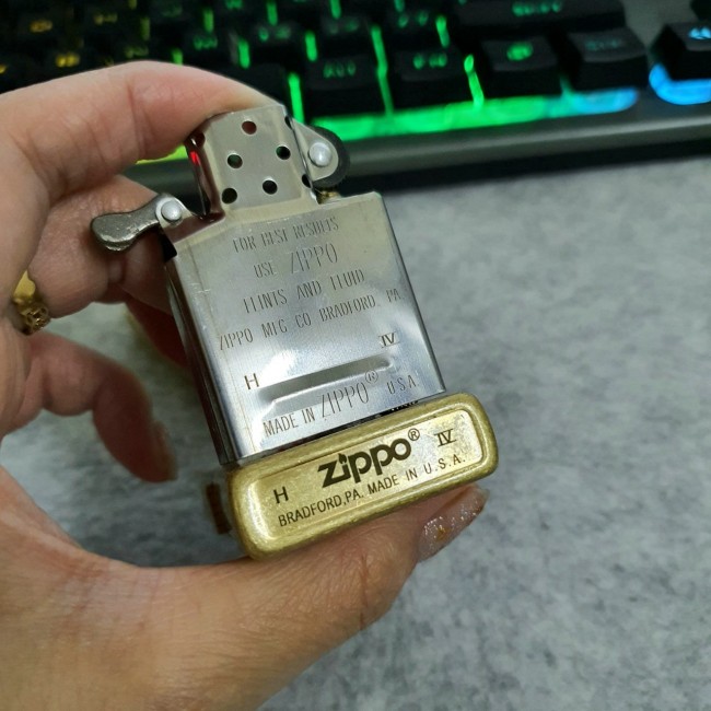 Bật Lửa Zippo Vàng Giả Cổ U.S AIRFORCE Đời La Mã H-IV ( Có Tem Đỏ ) KÈM HỘP Tặng Kèm Xăng Mini + Đá 