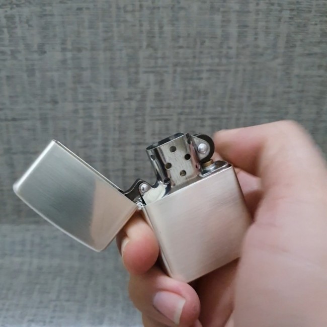 Bật Lửa Zippo Bạc Đáy Dập Đời 3 Gạch Xéo Đáy Ngược 1977 ( Có Tem Đỏ - Fullbox)