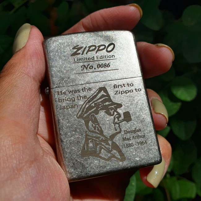 Bật Lửa Zippo Bạc Giả Cổ Đại Tướng Mỹ Đáy Dập Đời E2000-XVI ( Có Tem Đỏ ) KÈM HỘP Tặng Kèm Xăng Mini