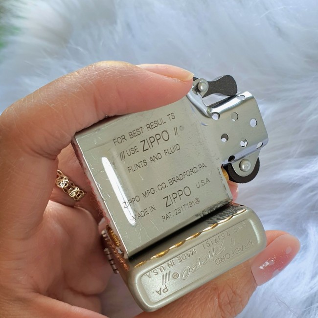 Bật Lửa Zippo Bạc Viền Vàng Đời Gạch Xéo Đáy Ngược 1977- Mẫu Trơn ( Có Tem Đỏ - Fullbox)