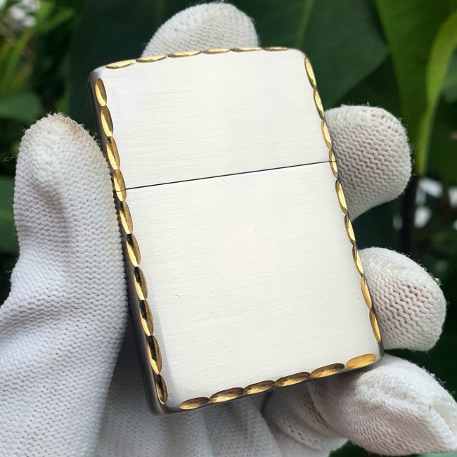 Bật Lửa Zippo Bạc Viền Vàng Đời Gạch Xéo Đáy Ngược 1977- Mẫu Trơn ( Có Tem Đỏ - Fullbox)