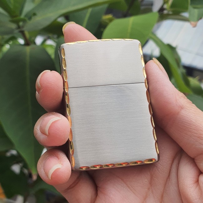 Bật Lửa Zippo Bạc Viền Vàng Đời Gạch Xéo Đáy Ngược 1977- Mẫu Trơn ( Có Tem Đỏ - Fullbox)