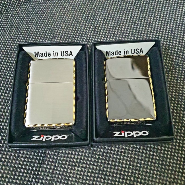 Bật Lửa Zippo Đen Viền Vàng Đời Gạch Xéo Đáy Ngược 1977- Mẫu Trơn ( Có Tem Đỏ - Fullbox)