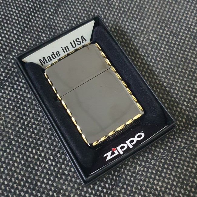 Bật Lửa Zippo Đen Viền Vàng Đời Gạch Xéo Đáy Ngược 1977- Mẫu Trơn ( Có Tem Đỏ - Fullbox)