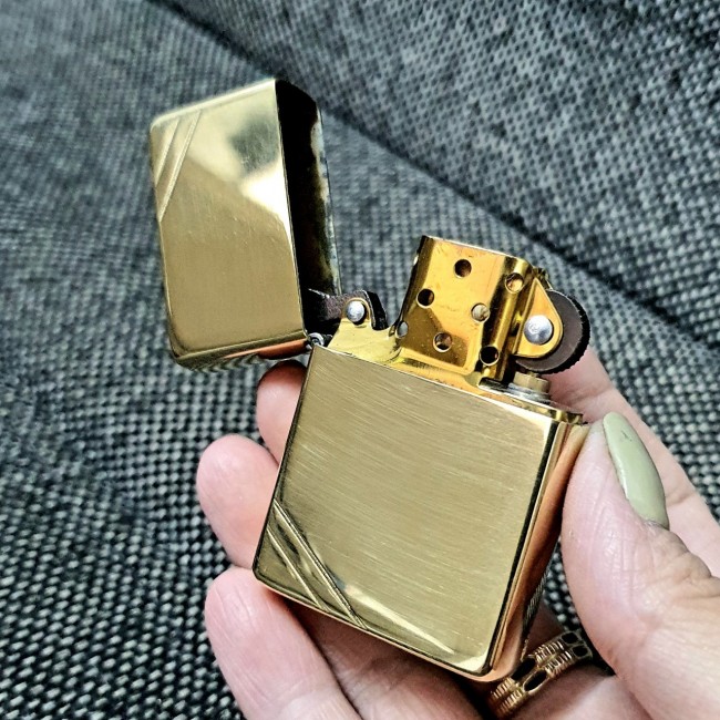 Bật Lửa Zippo Đồng Chặt Góc 2 Mặt Đáy Dập Ngược Gạch Xéo Đời 1977 Ruột Vàng ( Có Tem Đỏ - Fullbox )