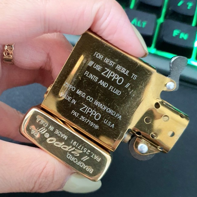 Bật Lửa Zippo Đồng Chặt Góc 2 Mặt Đáy Dập Ngược Gạch Xéo Đời 1977 Ruột Vàng ( Có Tem Đỏ - Fullbox )