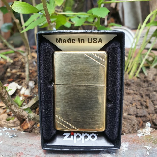 Bật Lửa Zippo Đồng Chặt Góc 2 Mặt Đáy Dập Ngược Gạch Xéo Đời 1977 Ruột Vàng ( Có Tem Đỏ - Fullbox )